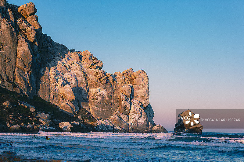 晨光照耀着海中的巨石图片素材