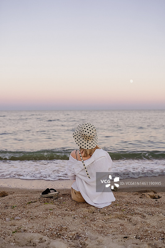 坐在沙滩上看海的女孩图片素材