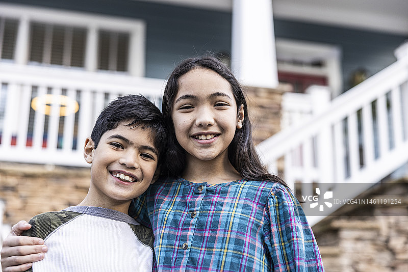 兄妹在城市住宅前的肖像图片素材