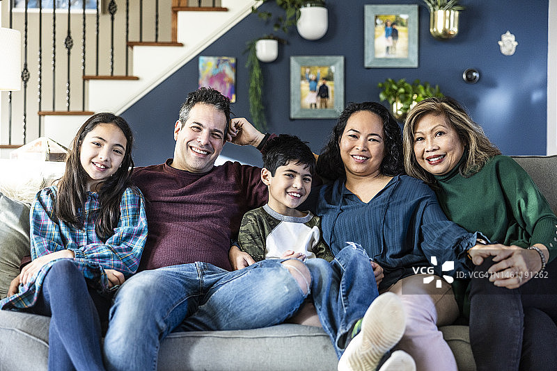 在家里沙发上的多代家庭肖像图片素材