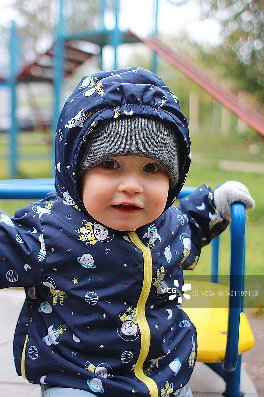 秋季游乐场上的男婴肖像图片素材