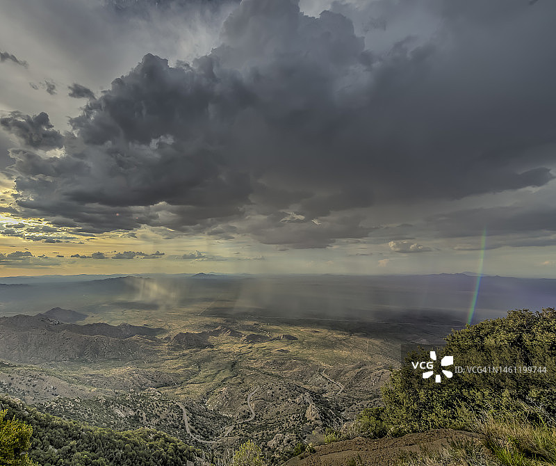 山谷中的微爆发和彩虹图片素材