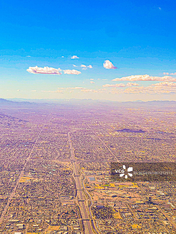 高空俯瞰凤凰城的公路和网格状城市图片素材