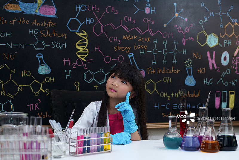 女学生坐在化学实验室教室里图片素材