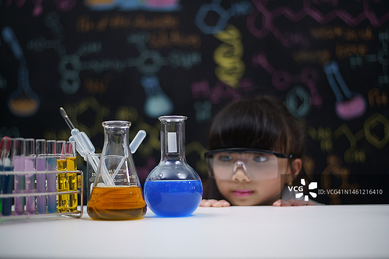小学课堂化学实验教学图片素材