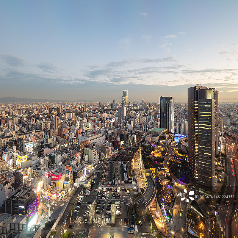 日本最高建筑阿倍野Harukas，前景为难波火车站图片素材