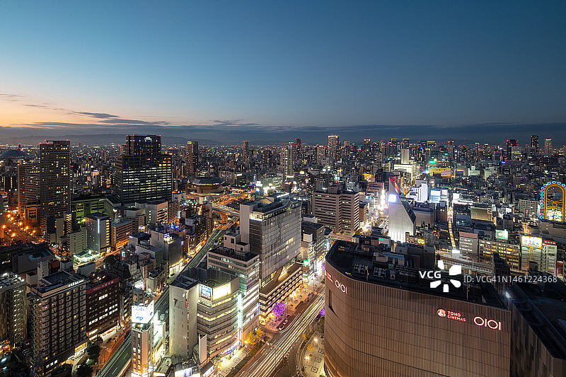 大阪市中心日落时分的天际线图片素材