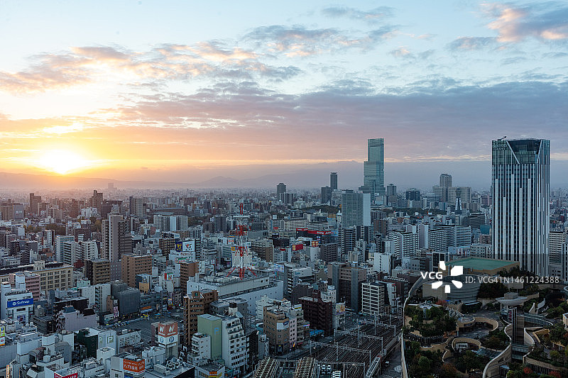 日本最高建筑阿倍野Harukas，前景为难波火车站图片素材