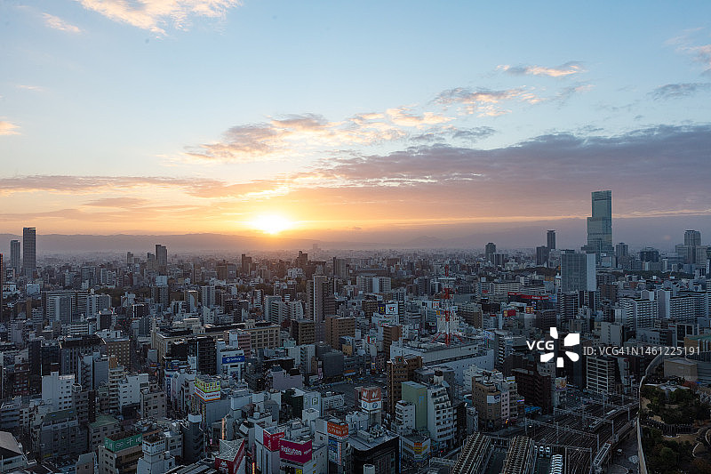 日本最高的建筑阿倍野Harukas日出，前景是难波火车站，日本，2022年图片素材
