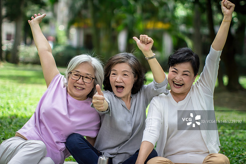 在公园里放松的三个精力充沛的年长女性图片素材