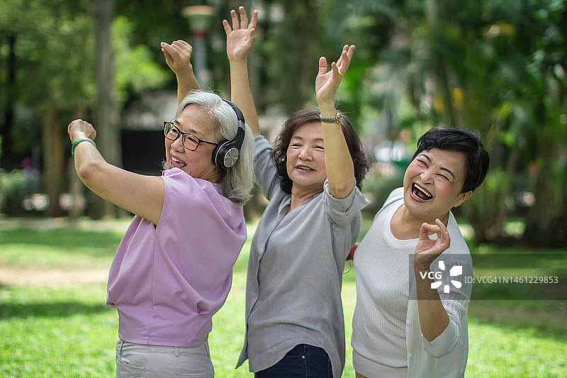 戴耳机听音乐的快乐中年妇女图片素材