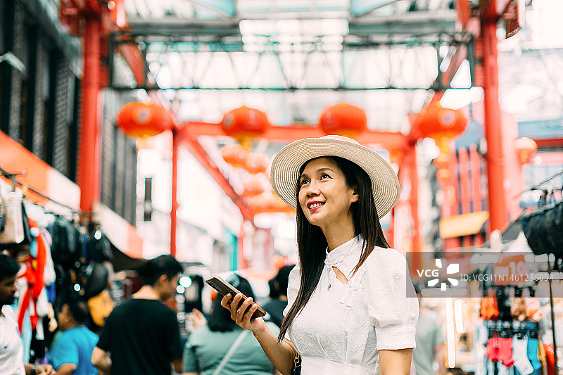 在吉隆坡唐人街使用智能手机的女人图片素材