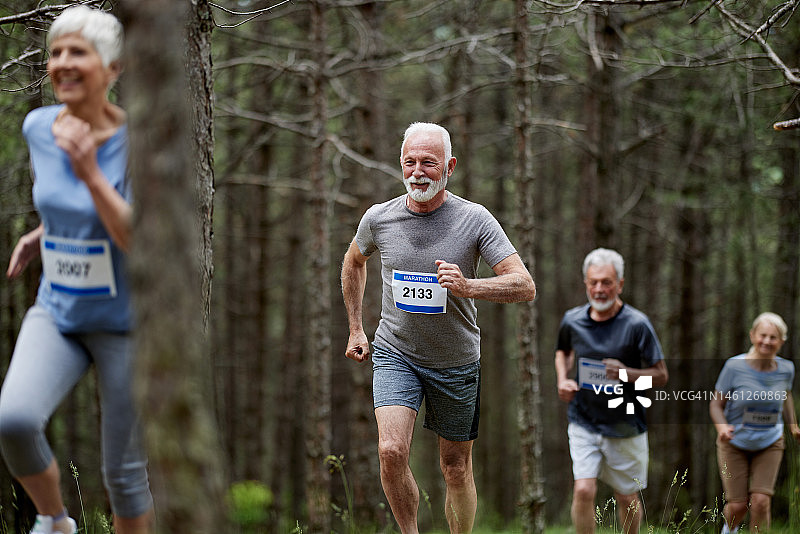 在户外跑马拉松的活力中年人图片素材