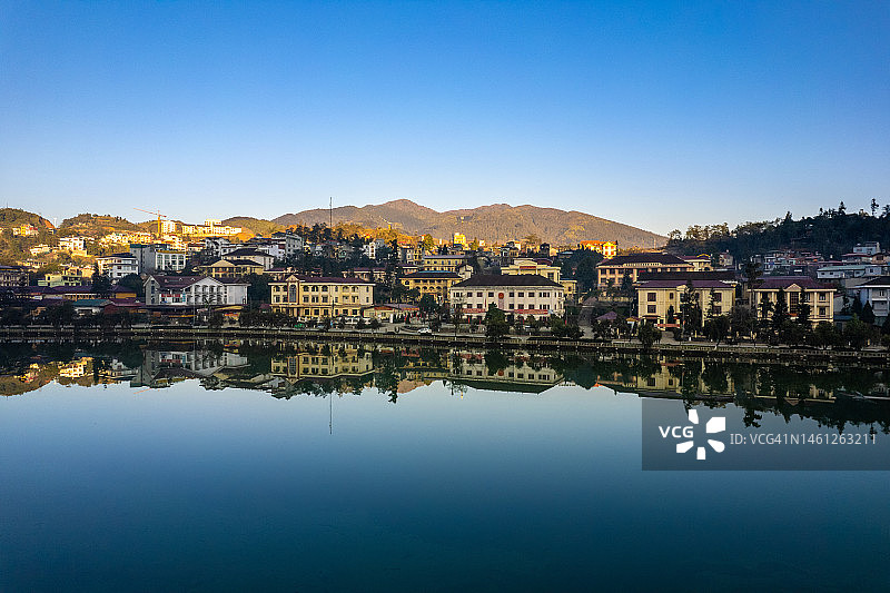 越南沙巴镇水面倒影航拍景观图片素材
