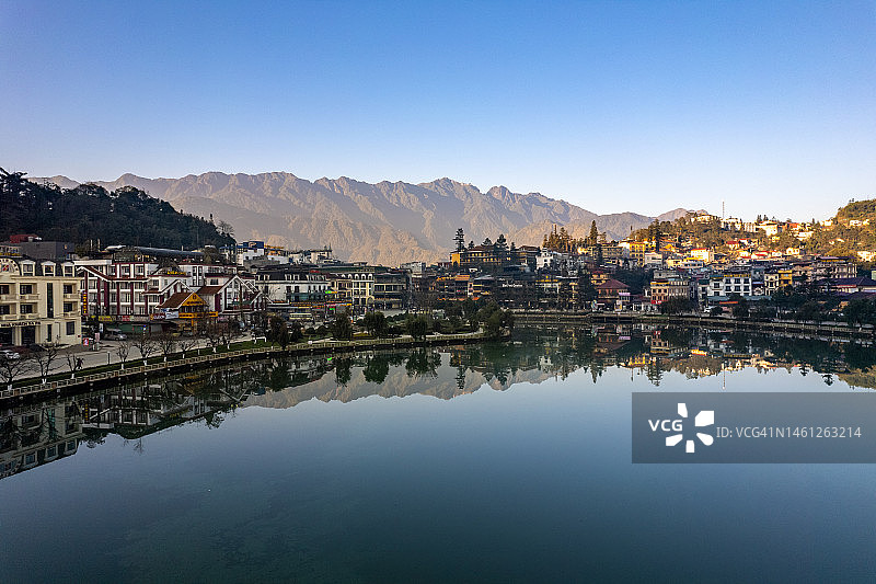 越南沙巴镇水面倒影航拍景观图片素材