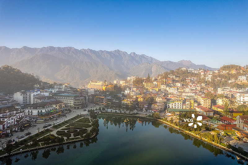 老街省沙巴镇湖面倒影航拍图片素材