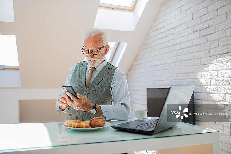 在家工作的男人图片素材