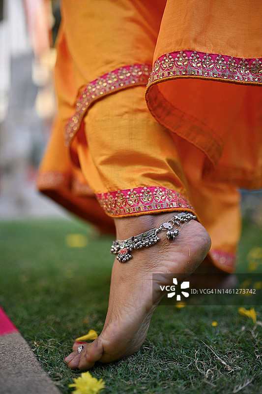 穿着纱丽和银脚镯的女性足部特写图片素材