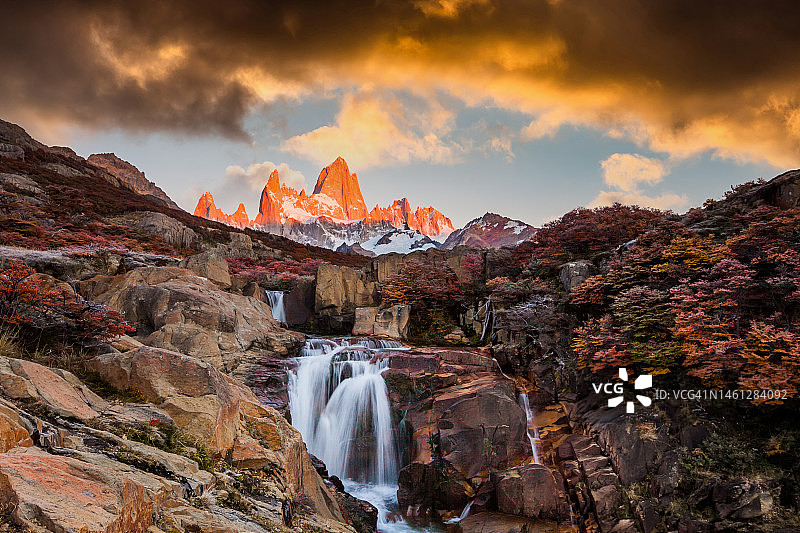 黎明时分的菲茨罗伊峰，阿根廷巴塔哥尼亚图片素材