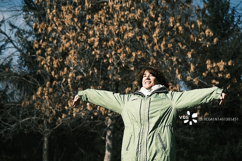 在冬季公园锻炼的中年妇女图片素材