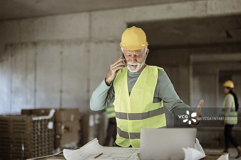 资深建筑师使用智能手机图片素材