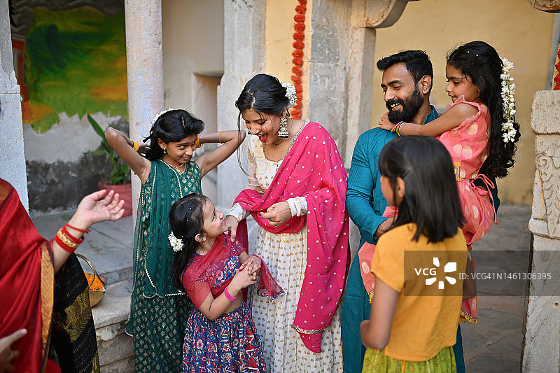 客人受到家庭儿童的欢迎图片素材