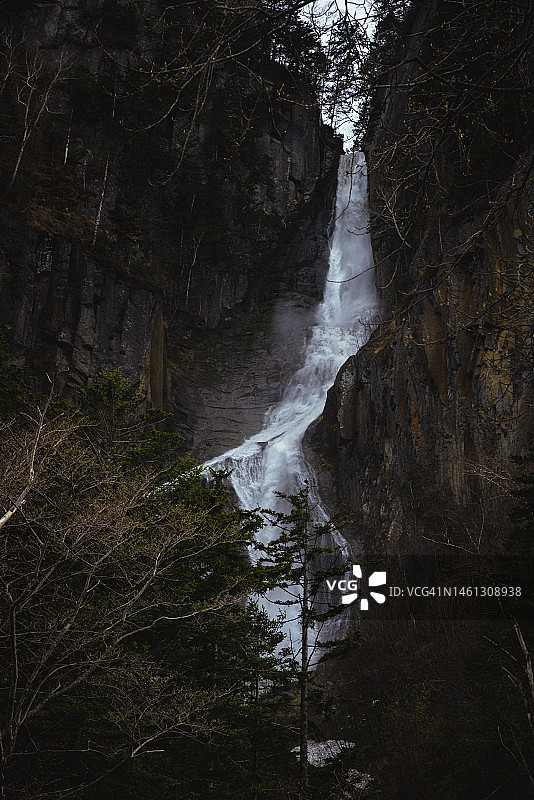 位于北海道东部大雪山国立公园层云峡温泉的“银河瀑布”从峡谷倾泻而下。图片素材