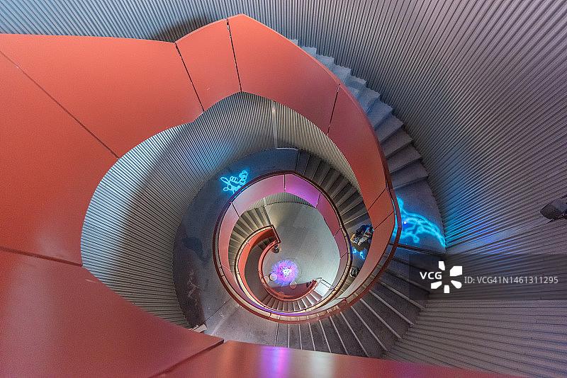 建筑物内旋转楼梯的鸟瞰图图片素材