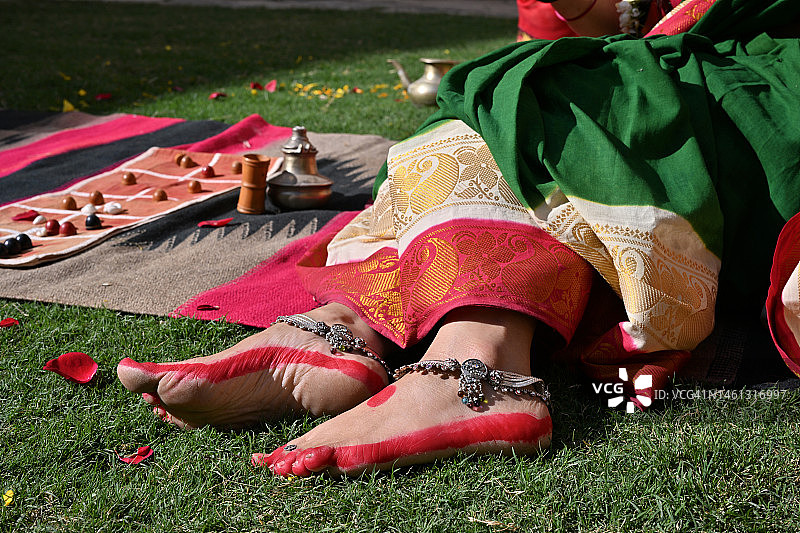 美丽的女人脚部裁剪照片，涂有红色染料图片素材