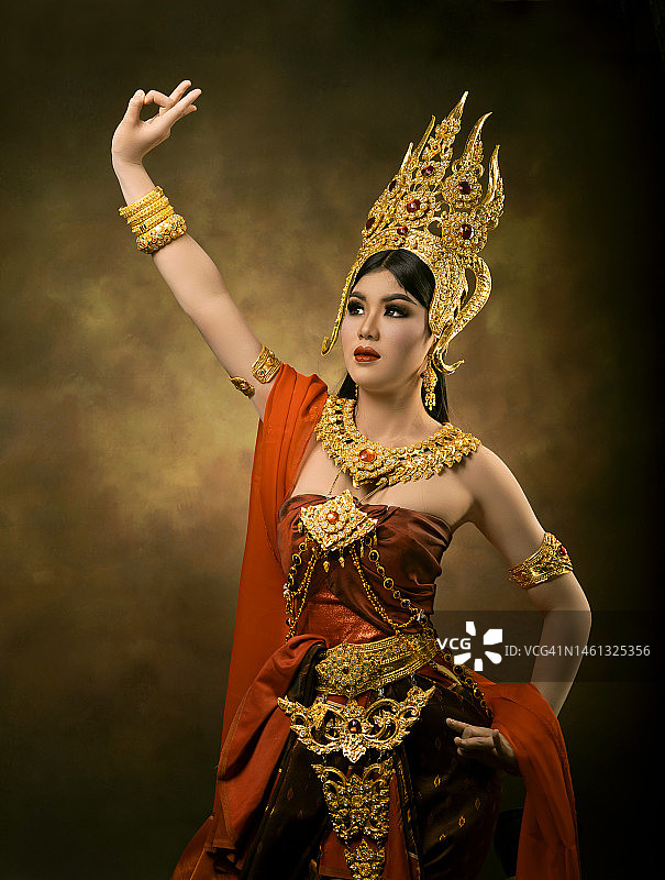 身穿高棉文化服饰的柬埔寨年轻女子，形似吴哥窟中的阿普萨拉雕塑图片素材