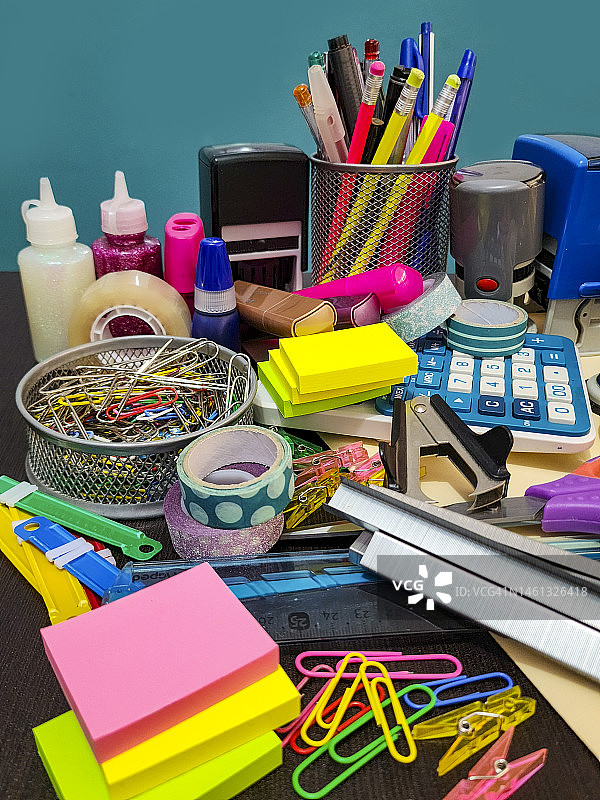办公桌上的一组学校或办公用品图片素材