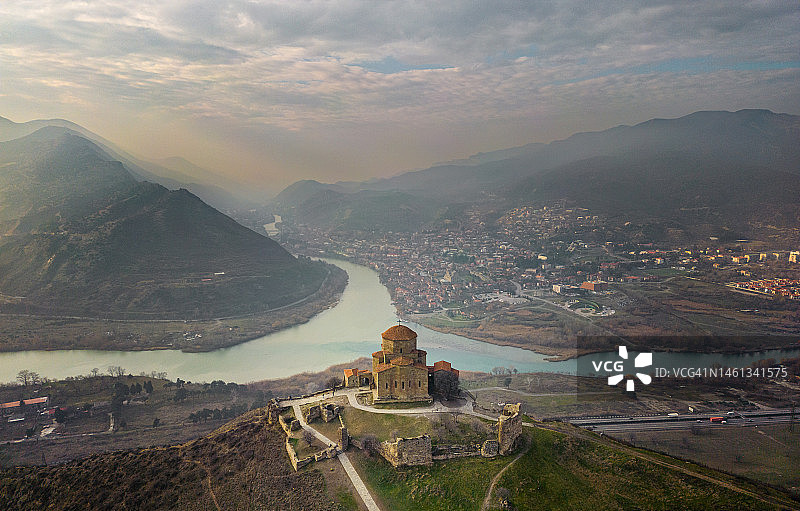 格鲁吉亚姆茨赫塔镇背景下的Jvari修道院鸟瞰图图片素材