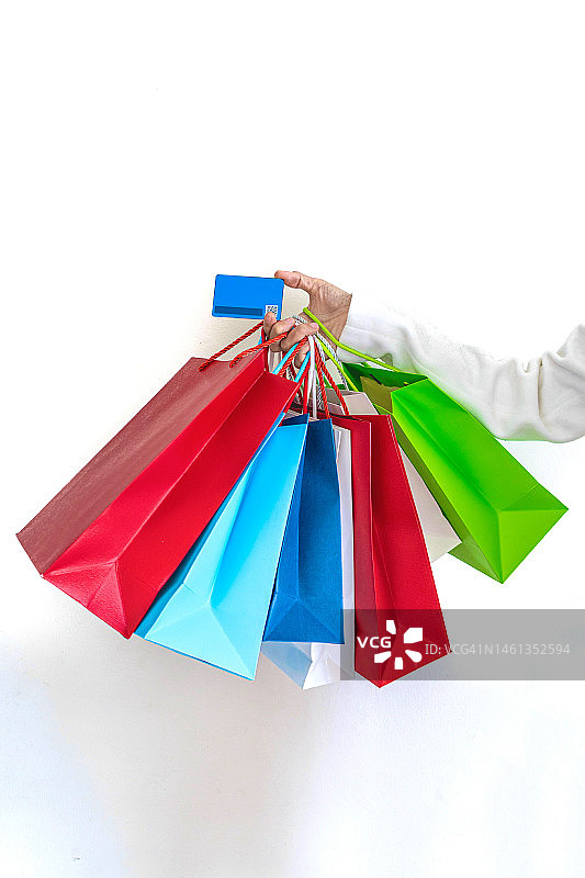 手拿购物袋和信用卡的女人图片素材