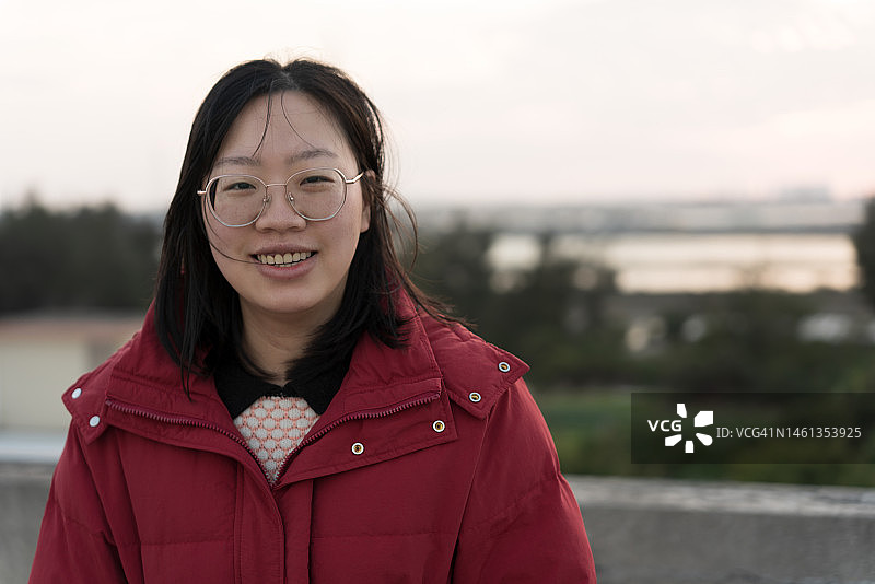 亚洲女性对着镜头微笑图片素材