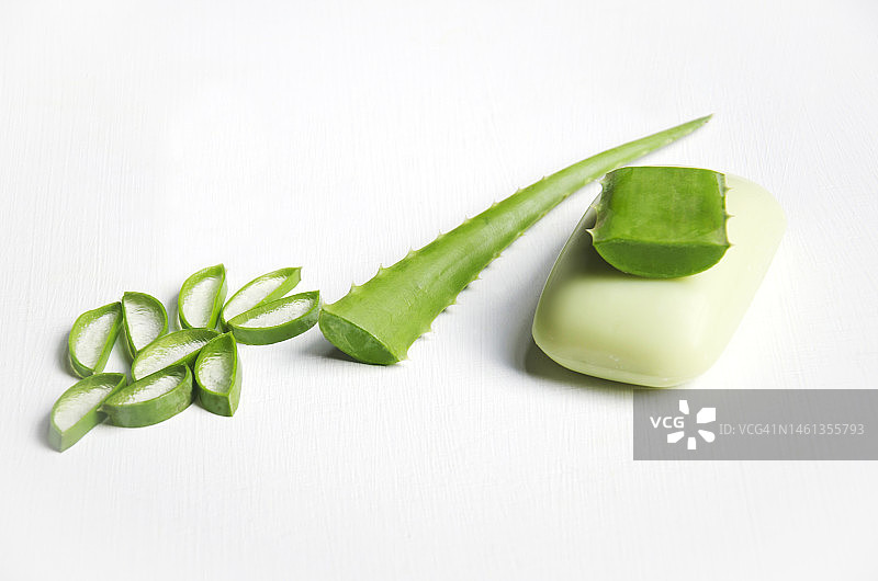 白色背景上的芦荟茎和芦荟皂，水疗图片素材