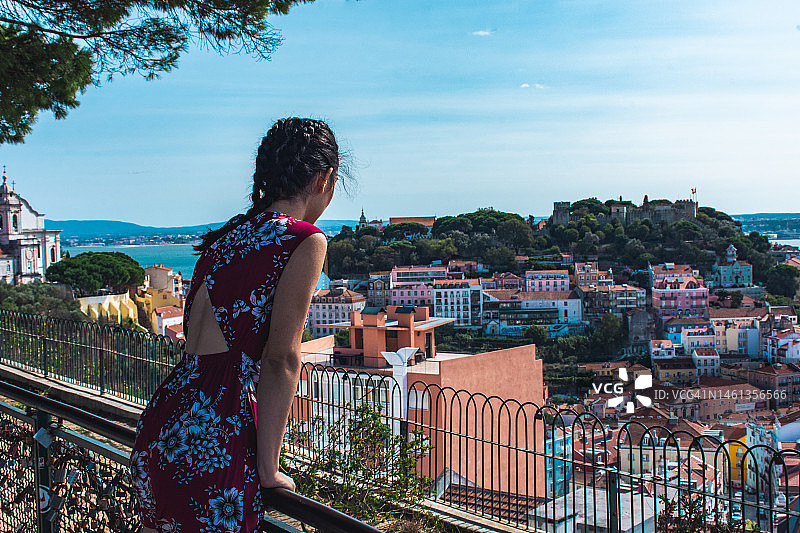 女人凝视着里斯本的景色图片素材