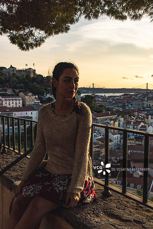 女人凝视着里斯本的景色图片素材