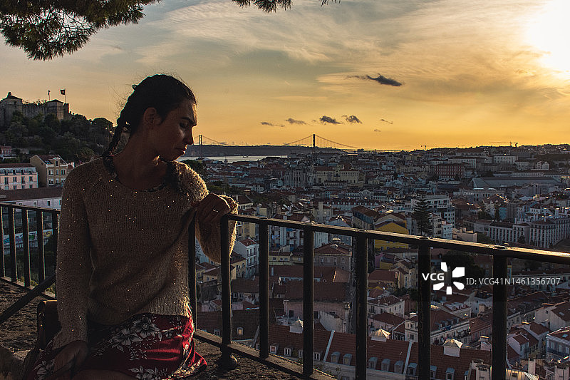 女人凝视着里斯本的景色图片素材