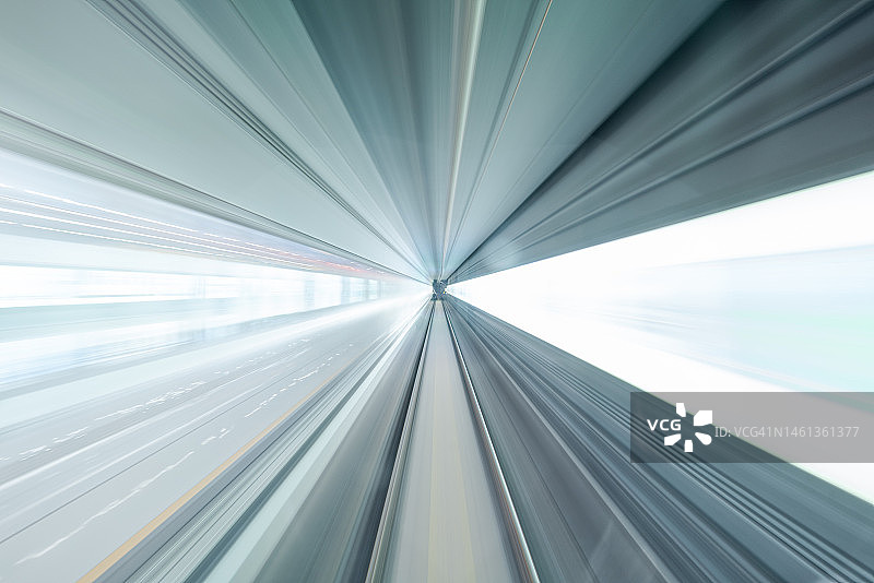 无人驾驶地铁列车内的司机视角，驶过单线地铁隧道图片素材