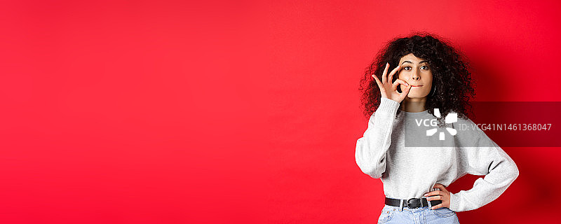 承诺保持安静的卷发可爱女孩图片图片素材