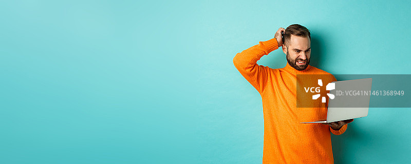 自由职业和技术概念：困惑的男子挠头图片素材