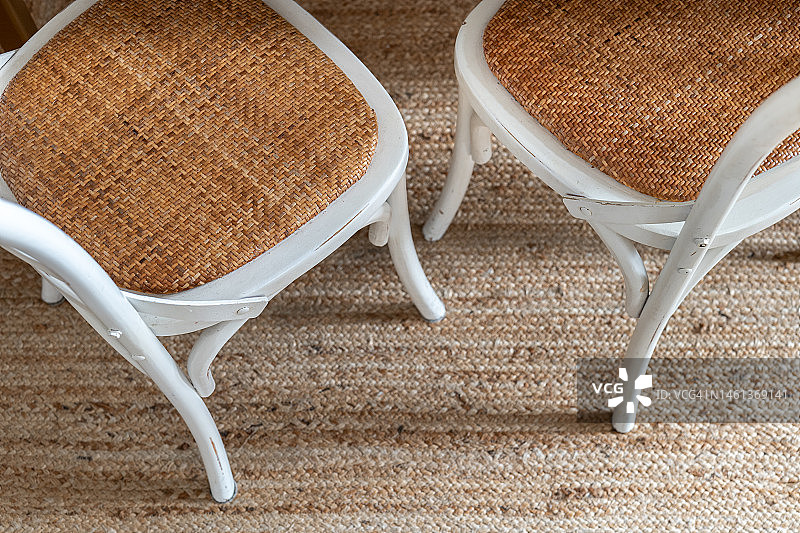 金属木框架的白色复古风格椅子俯视图图片素材