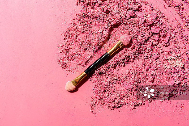 粉色碎眼影和化妆刷（爱沙尼亚，塔林）图片素材