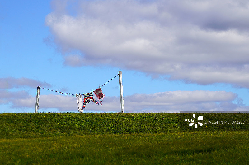 晾衣绳上晾晒的衣服图片素材