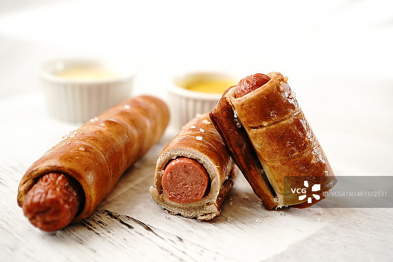 桌上的椒盐卷饼热狗，美国宾夕法尼亚州西切斯特图片素材