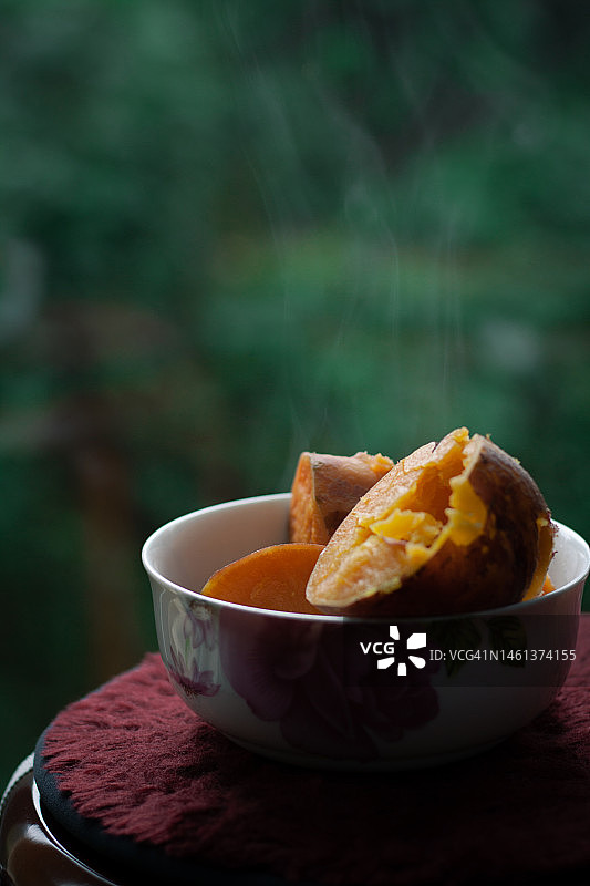 中国贵州贵阳的餐桌上碗里的食物特写图片素材