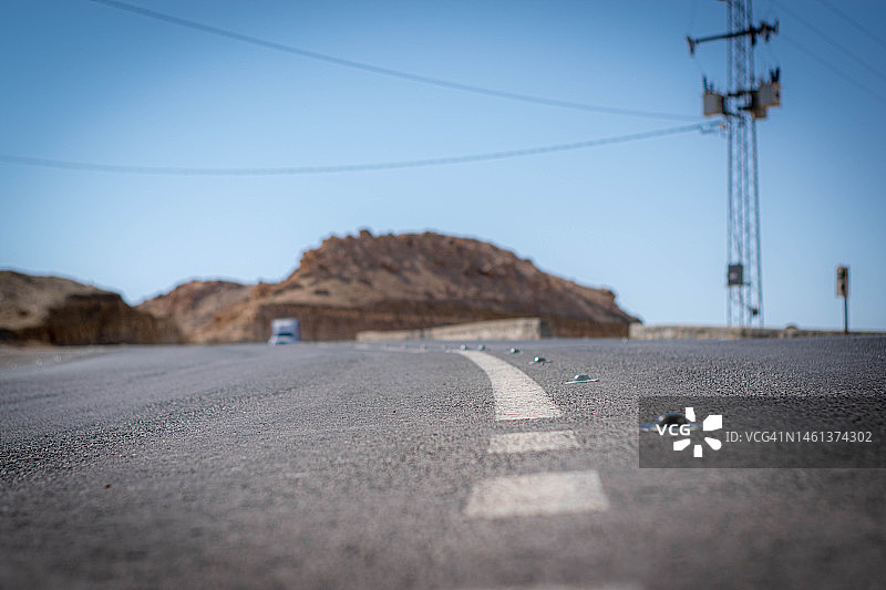 突尼斯托泽尔，晴空下的空旷道路图片素材