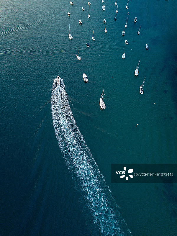 海上帆船高角度景观图片素材