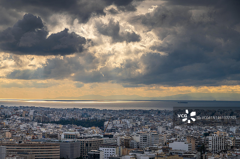 大城市上空的乌云图片素材