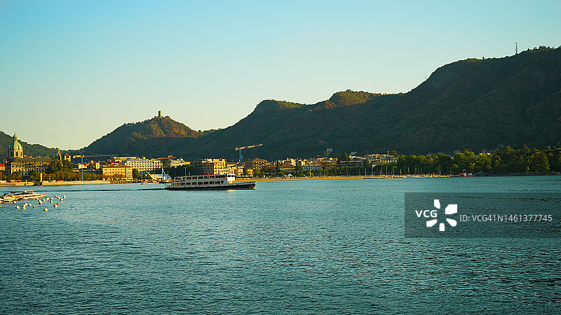 科莫湖的晴空海景，意大利图片素材